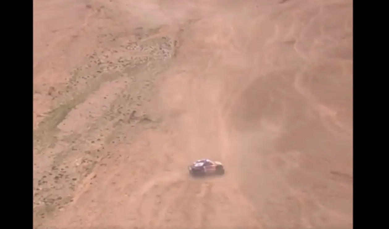 Действующий чемпион заблудился на пустынной равнине «Дакара»: развернулся 5 раз за 30 секунд в поисках дороги