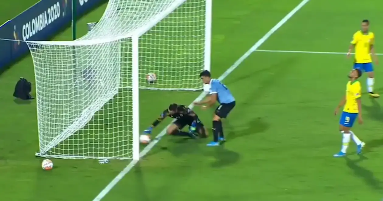 Вратарь уругвайской молодежки забил в свои ворота: такой гол снится в худших снах всем киперам 🤯