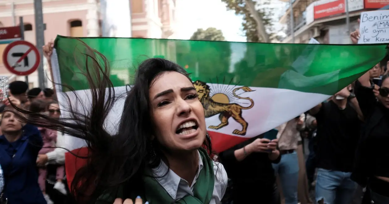 Збірна Ірану виступила проти режиму на тлі протестів у країні: сховали прапор під час гімну, лідери підтримують протестувальників