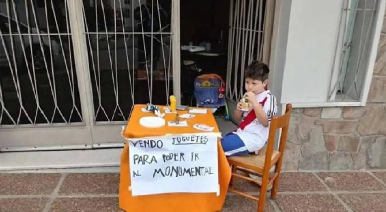 Шестилетний фанат «Ривера» продавал игрушки, чтобы поехать на финал Кубка Либертадорес