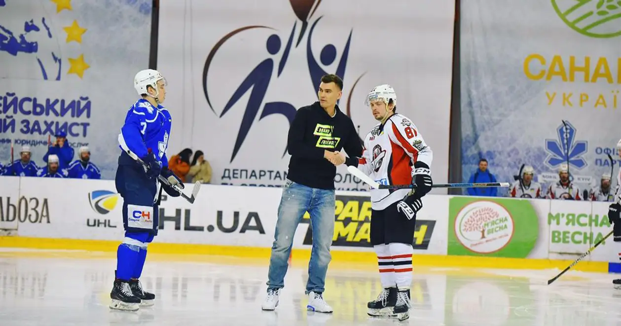 Макс Звонов сделал символическое вбрасывание перед третьим матчем финала УХЛ