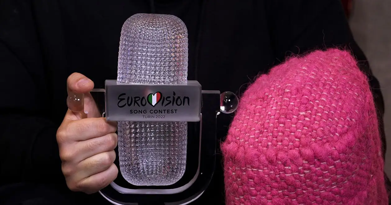 900 000 доларів (!) – сума, за яку Kalush продали кришталевий мікрофон Євробачення-2022