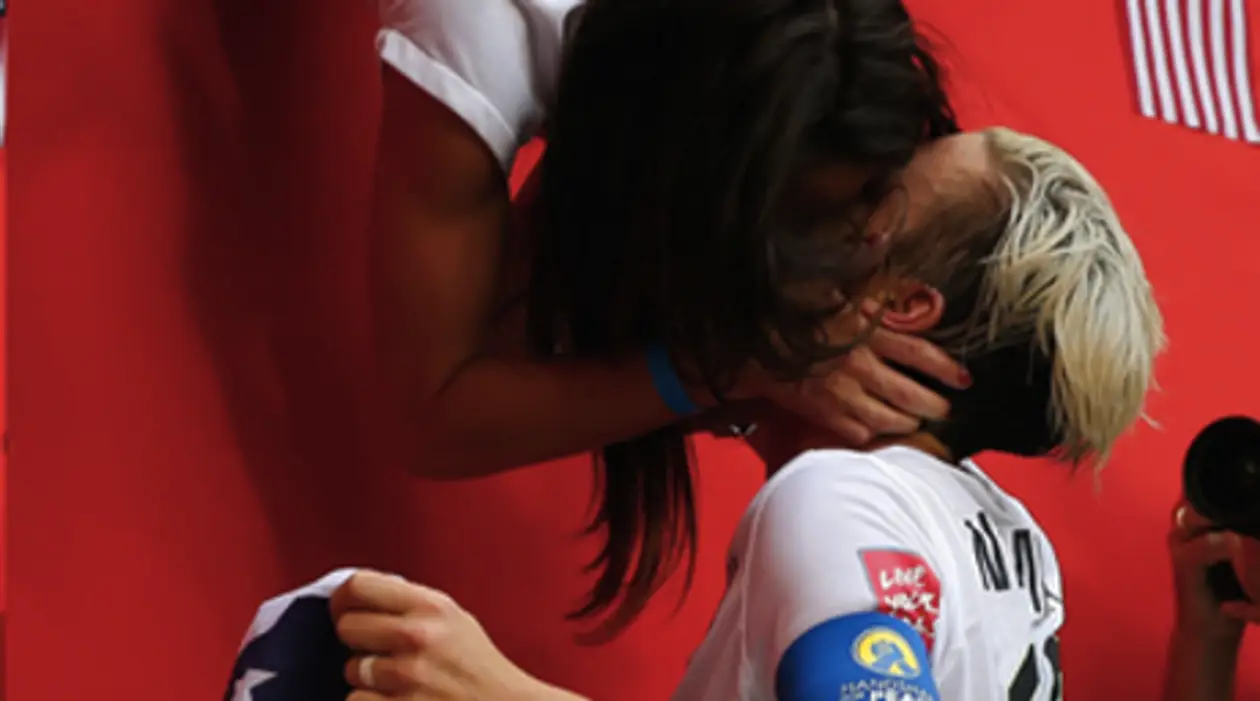Фото дня. Американская футболистка поцеловала свою жену после победы