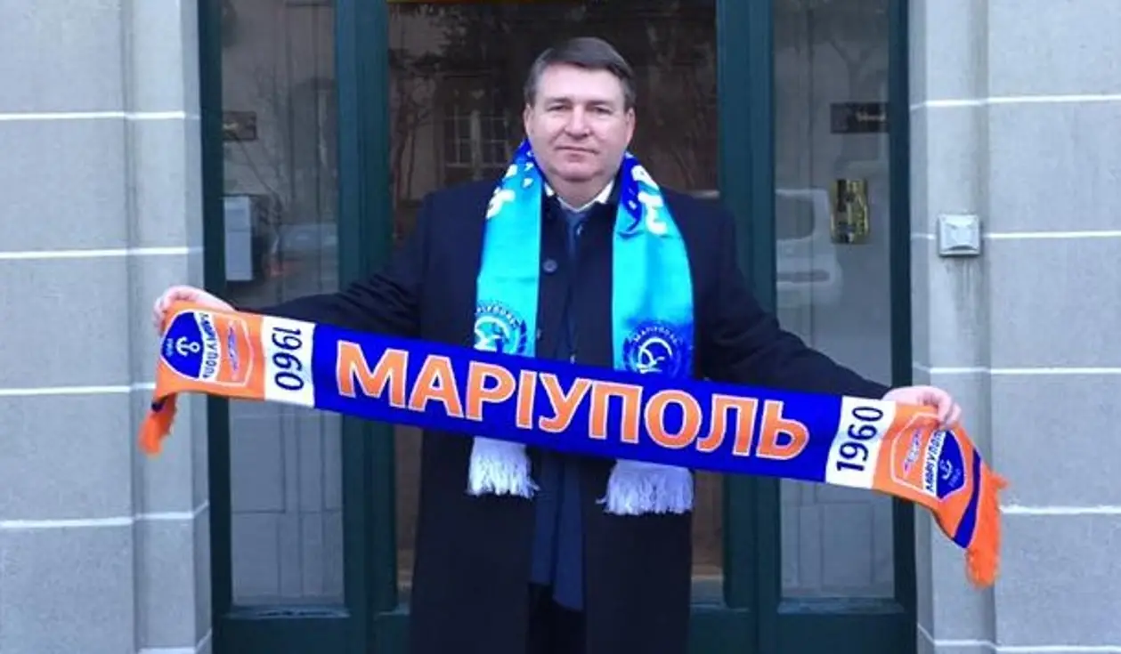 Журавлев обвесил шарфами «Мариуполя» табличку возле входа в CAS