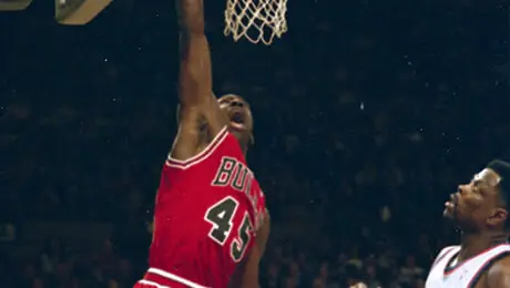25 лет назад Джордан вернулся, чтобы напомнить, кому принадлежит НБА. Смотрим легендарную игру «Два пятака»