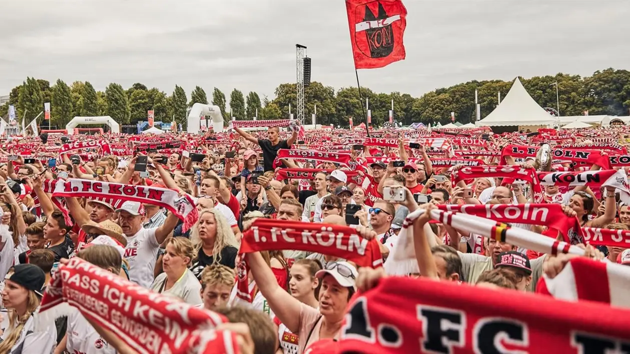 Фанаты Кельна приветствуют свою команду перед началом сезона во 2-й Бундеслиге