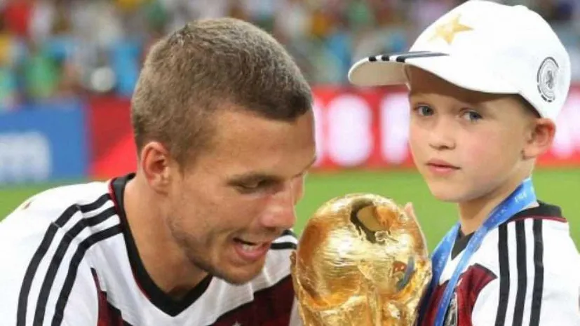 Подольски с сыном идеально зарубился в FIFA на фоне Средиземного моря