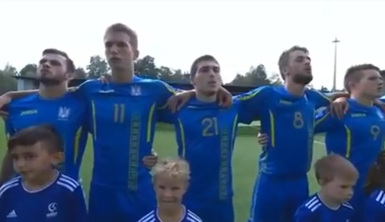 Душевное исполнение гимна игроками сборной Украины U-19