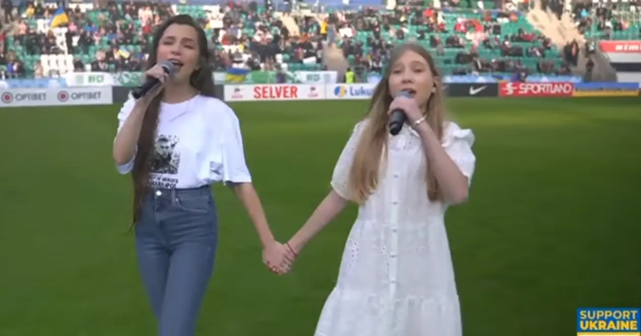 Христина Соловій виконала пісню на матчі «Динамо» — «Флора» разом з 12-річною дівчинкою із Маріуполя. Зворушливий момент