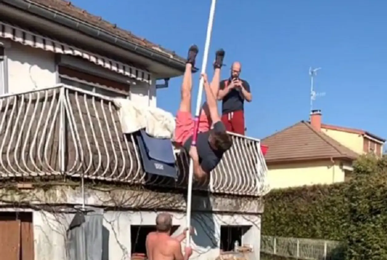 Французский прыгун с шестом тренируется во дворе дома. Вместо планки – балкон высотой в 3 метра