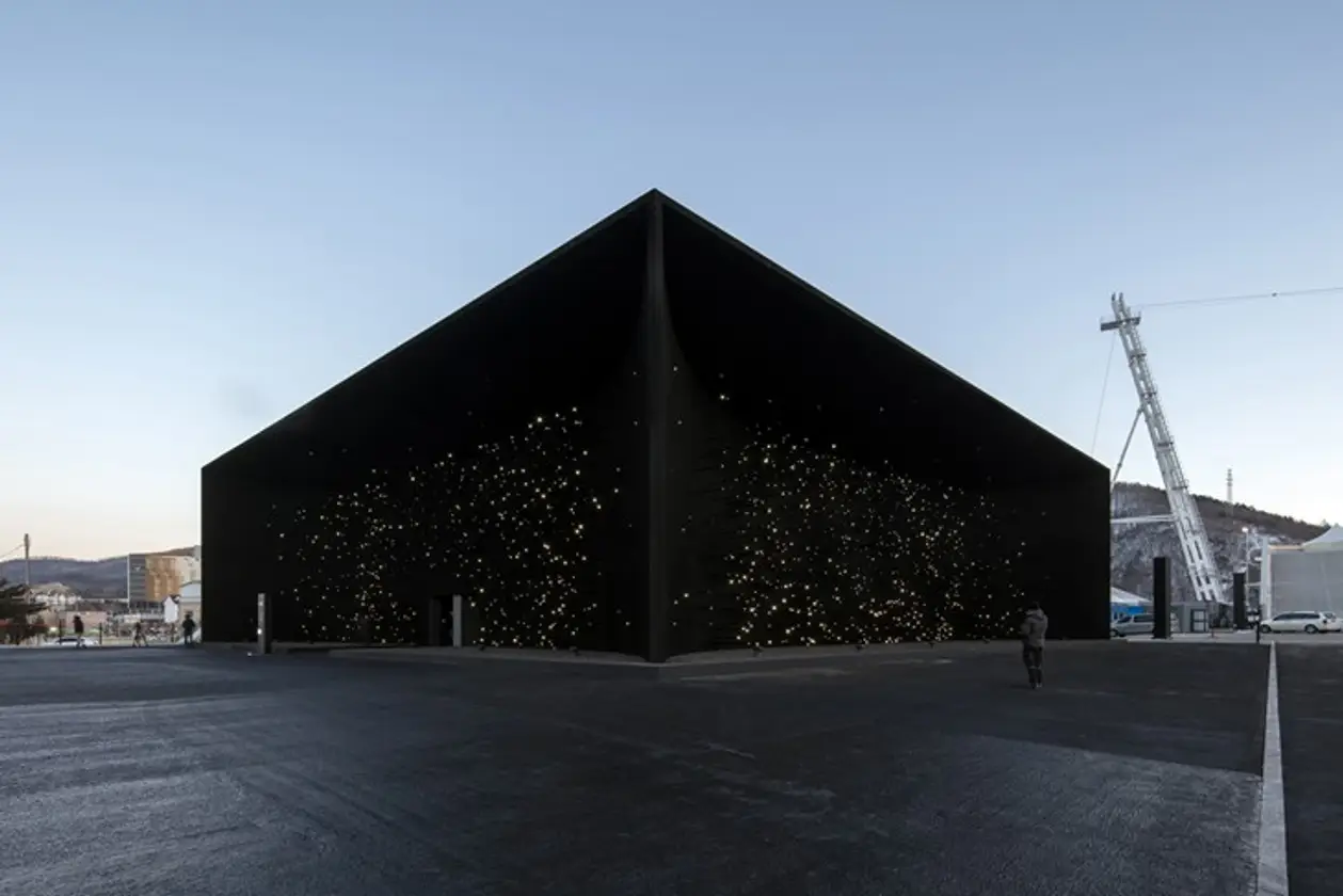 Для Олимпиады в Пхенчхане построили самое черное здание в мире