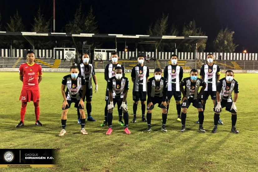 Игроки единственного частного клуба в Никарагуа вышли на матч в масках и перчатках: они протестуют против продолжения сезона