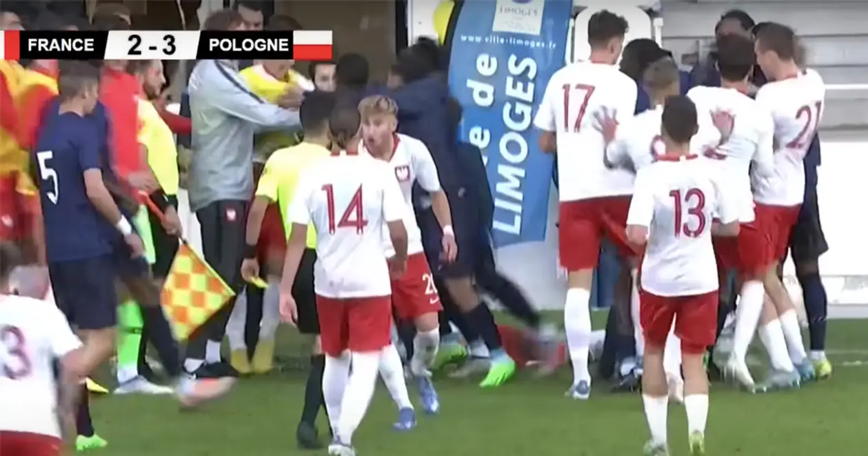 Під час матчу молодіжних збірних Польщі та Франції сталася масова бійка з 4-ма вилученнями (ВІДЕО)