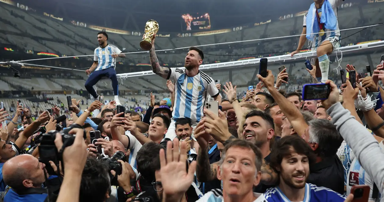 Вся Аргентина святкує перемогу: Мессі на плечах Агуеро в натовпі фанатів та божевілля в Буенос-Айресі