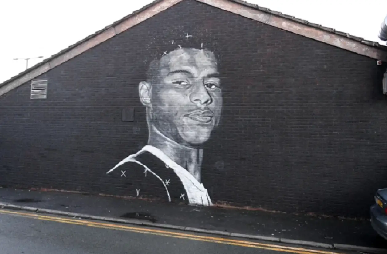 Манчестер украсило граффити с Рэшфордом – в благодарность Маркусу. Автор рисовал Клоппа и выпускал джинсовки с «Ливерпулем»