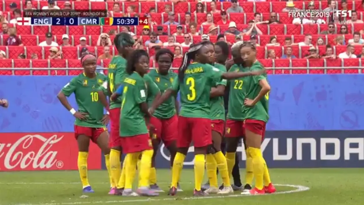 Камерунские футболистки психанули. Протесты против VAR, плевок в соперника, отказ разыгрывать мяч