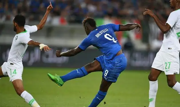 Балотелли забил за сборную Италии и посвятил гол Астори