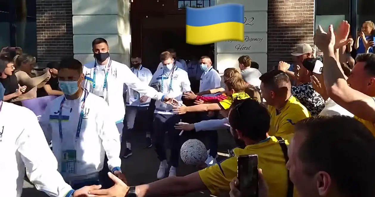 Неймовірна енергетика, якою українські вболівальники в Амстердамі проводжали збірну на матч