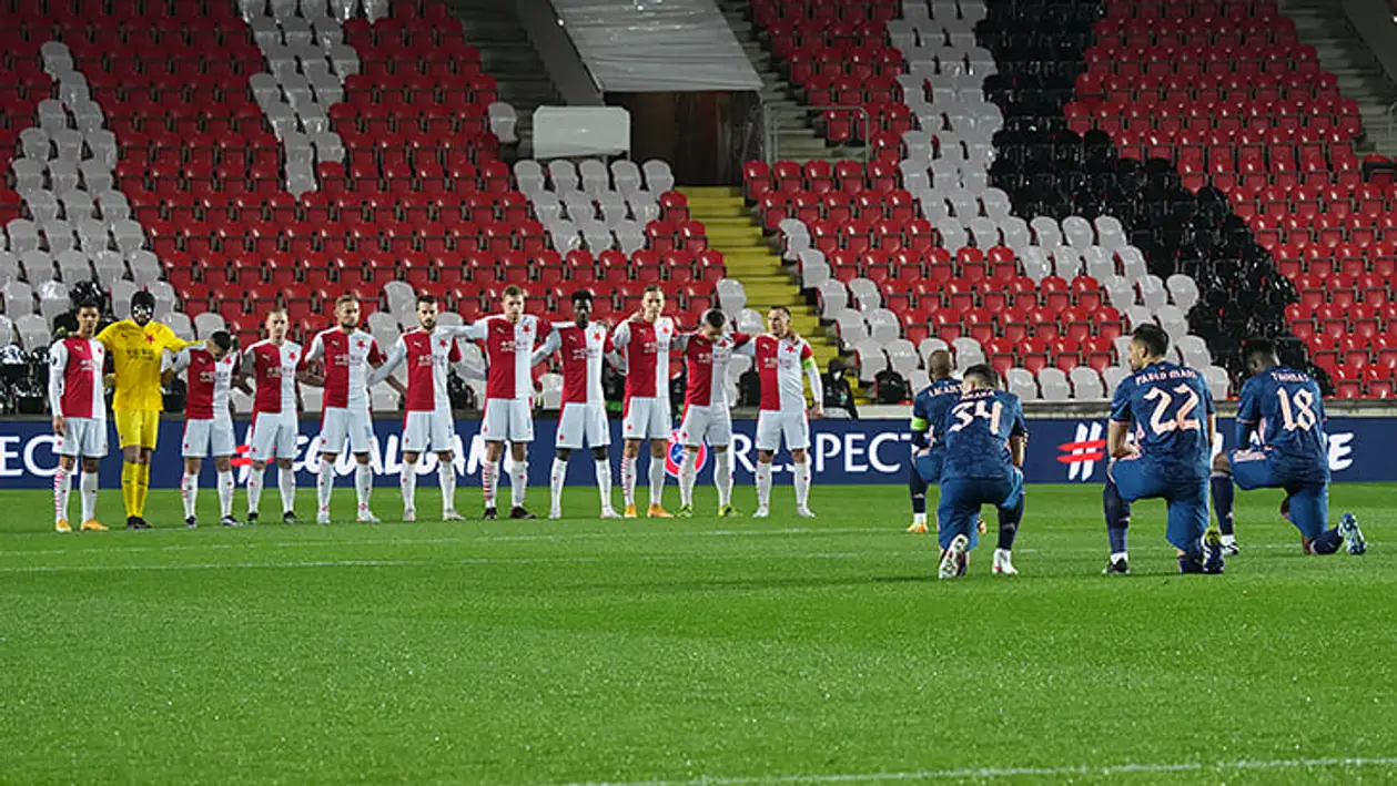 Контраст перед свистком в Праге: игроки «Славии» выстроились в ряд перед вставшим на колено «Арсеналом»