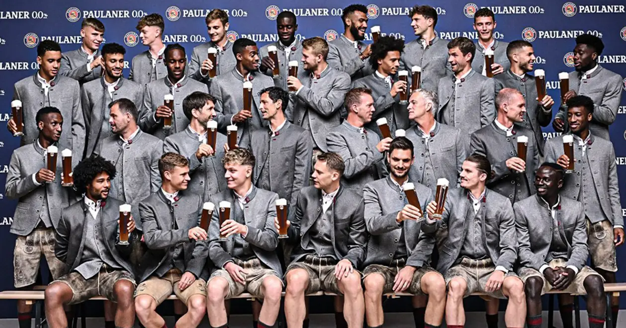 «Баварія» зробила традиційний фотосет з келихами пива. Їх тримали всі, окрім двох гравців