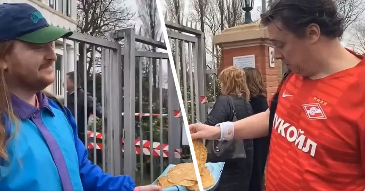 Масляна по-російськи: українець в Амстердамі нагодував виборців Путіна млинцями з лопати