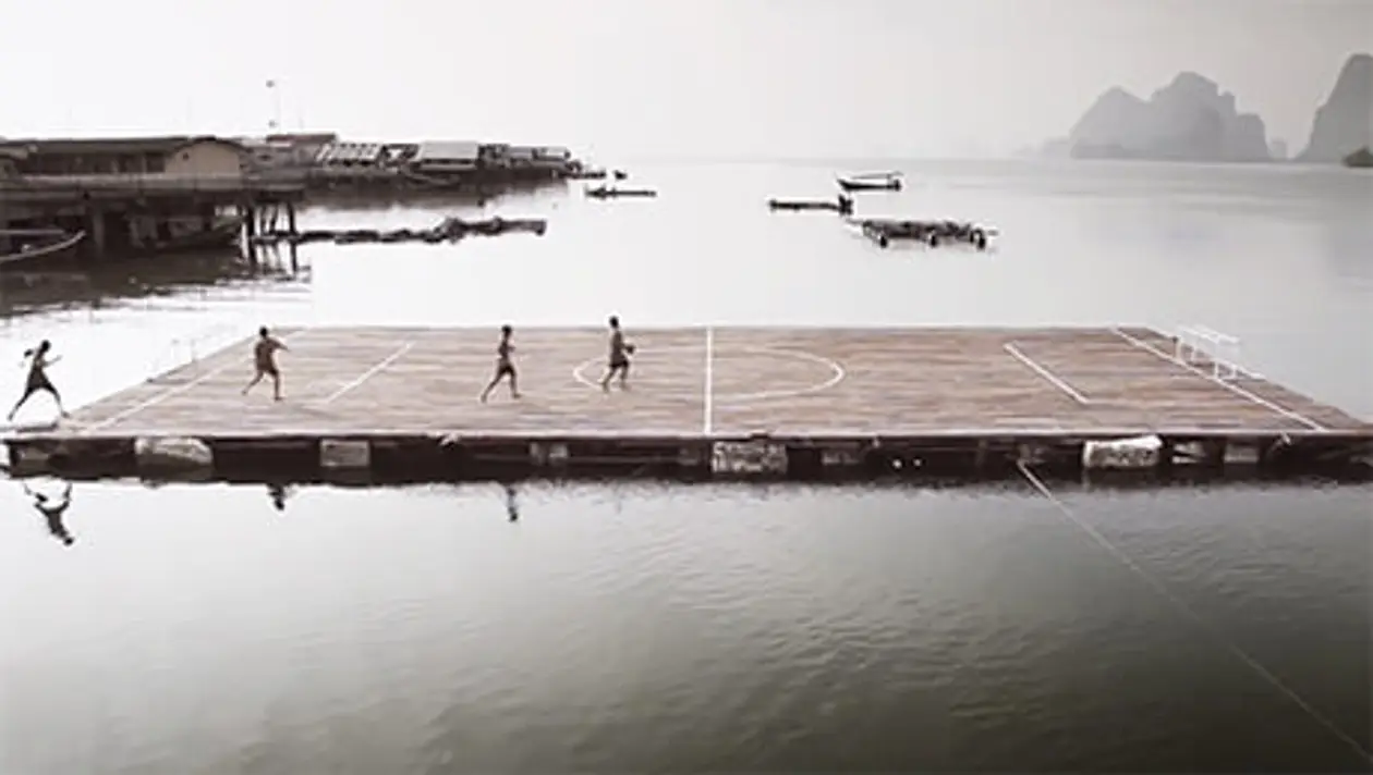 На таиландском острове не было места для футбольного поля – и его построили прямо над водой. Так родилась удивительная команда