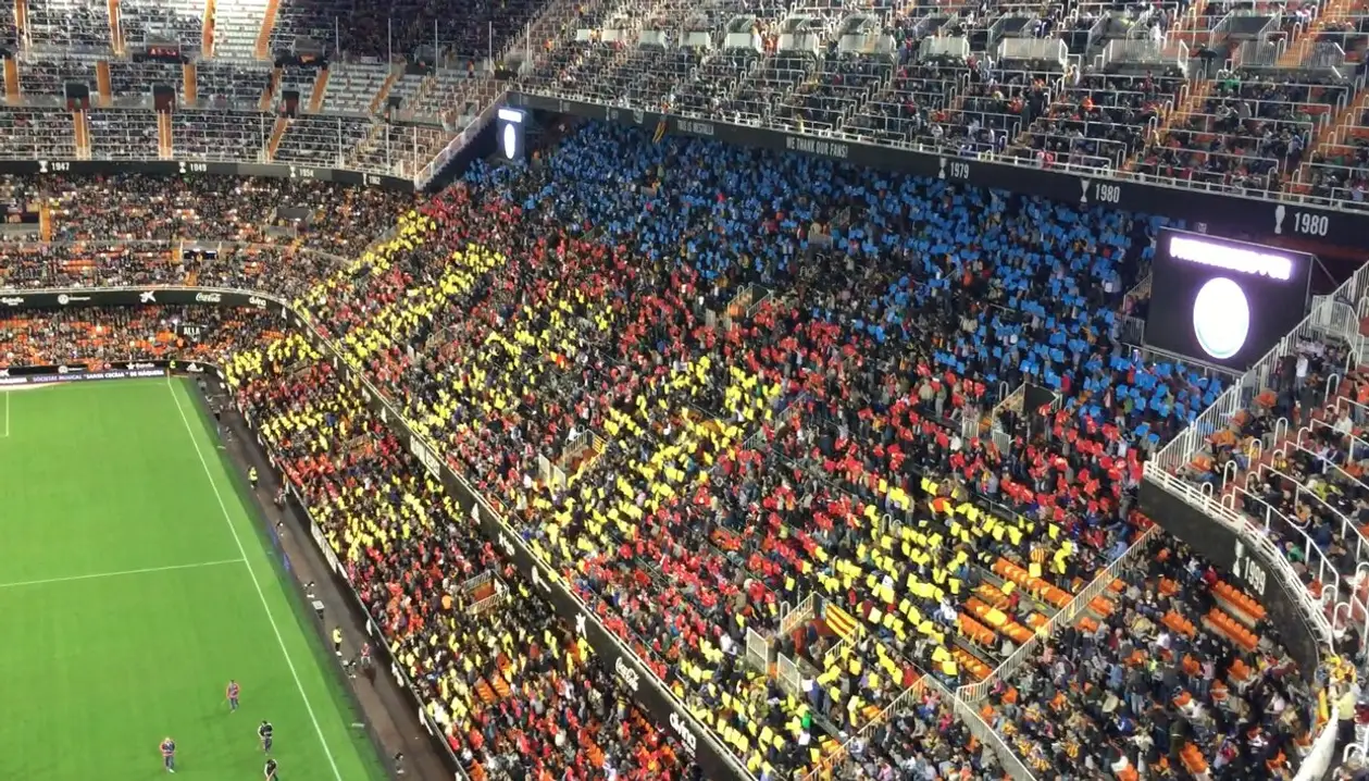 Фанаты «Валенсии» вывесили украинский флаг в матче против команды Лунина 