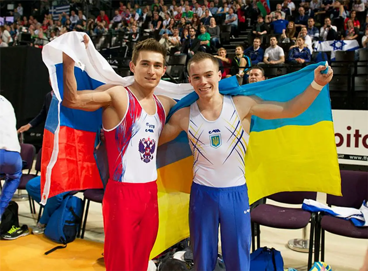 Украинец Верняев и россиянин Белявский обнялись с флагами в руках