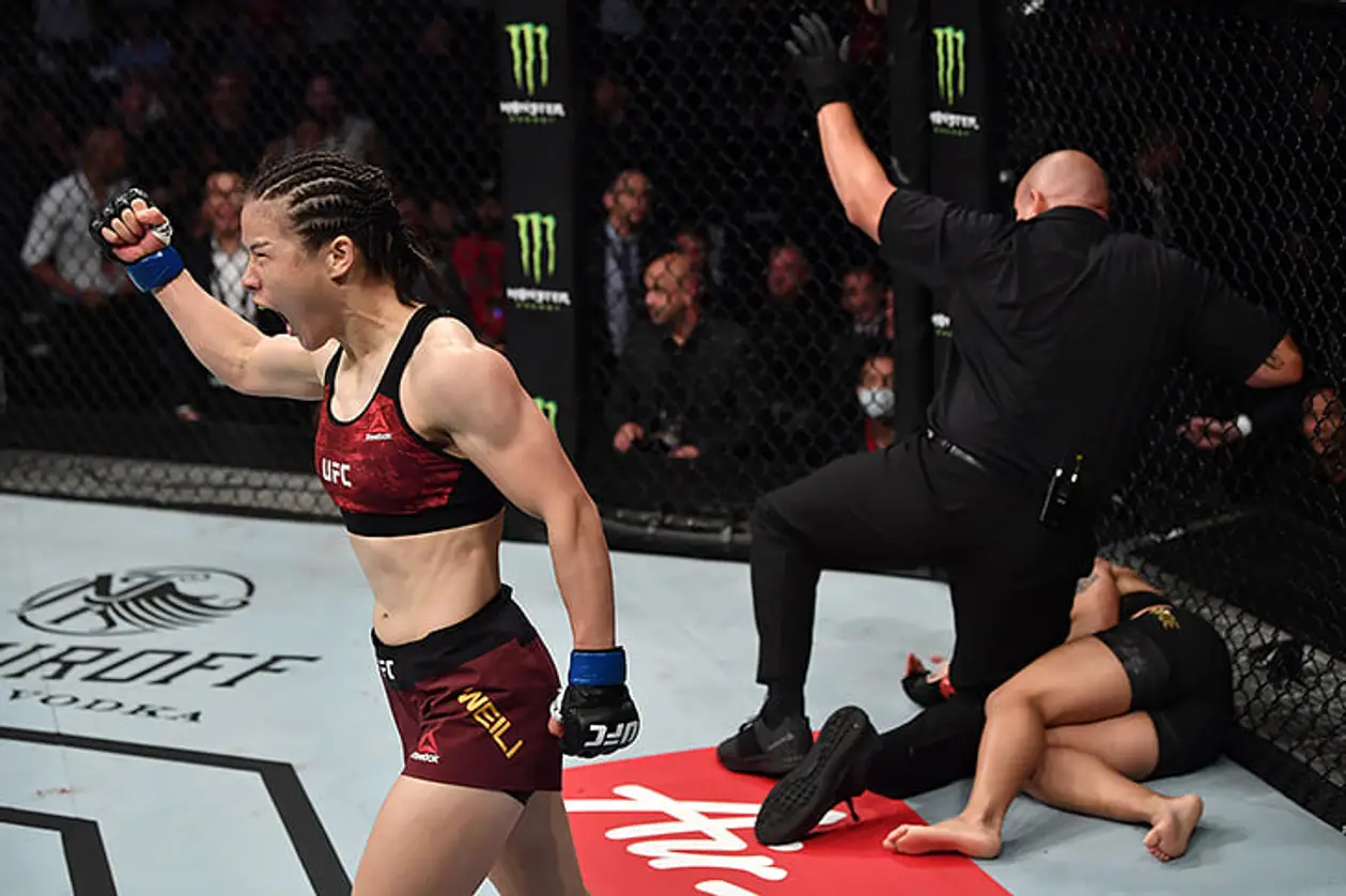 Чумовой нокаут в женском UFC: Чжан избила Андраде за 42 секунды