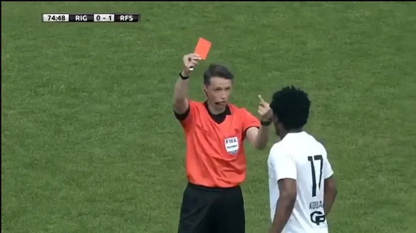 Судья в Латвии показал темнокожему футболисту красную карточку и фак. Очень неловкая ситуация