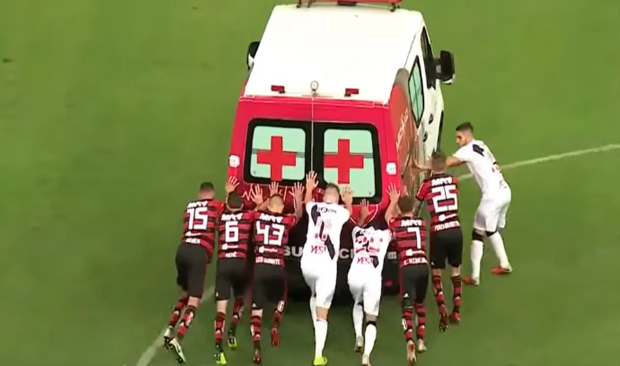 Футболистам пришлось толкать машину скорой помощи прямо на поле