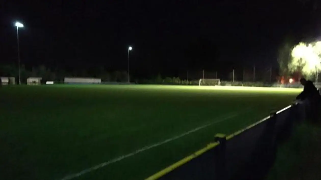 В Англии футболист после удаления выключил свет на стадионе. Говорит, что случайно