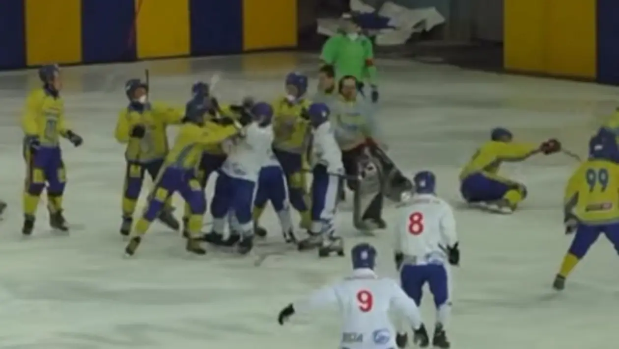 Массовая драка на матче сборной Украины по хоккею с мячом