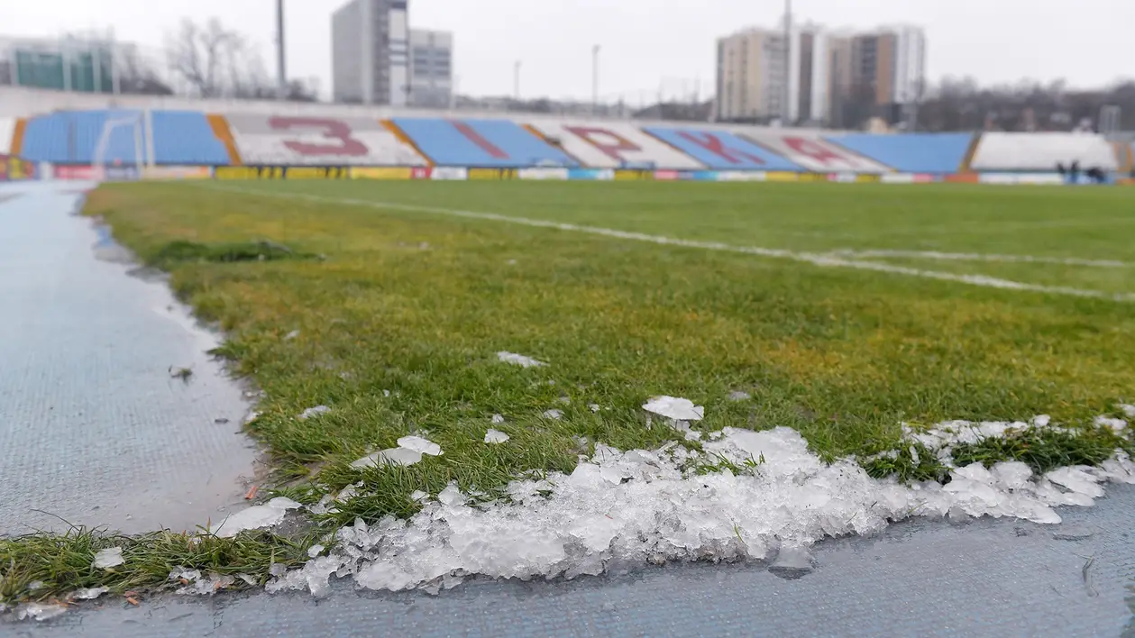 В Украине уже были отмены матчей из-за зимней погоды. Тогда переносили на весну