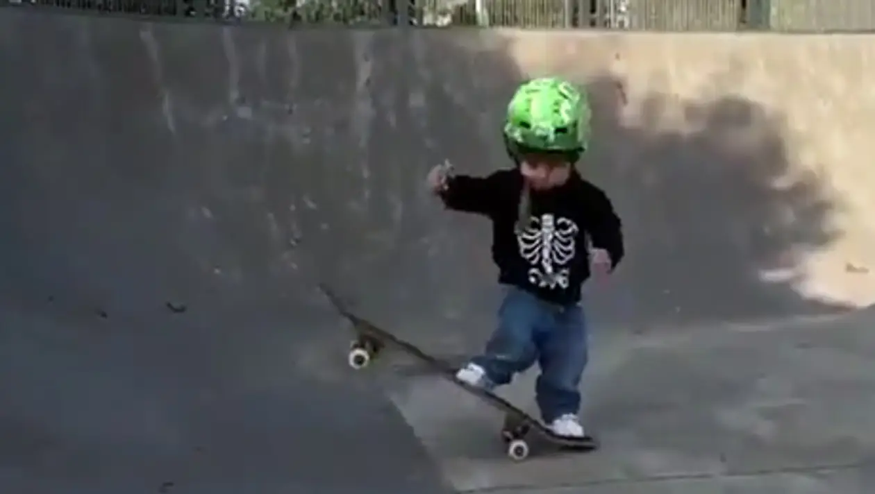 2-летний ребенок покоряет скейт