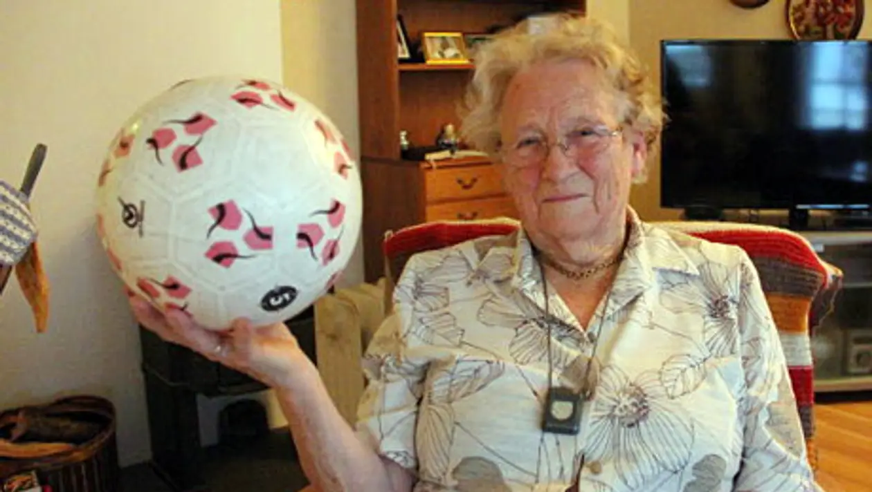 Видео дня. 90-летняя норвежка набивает мяч 1000 раз