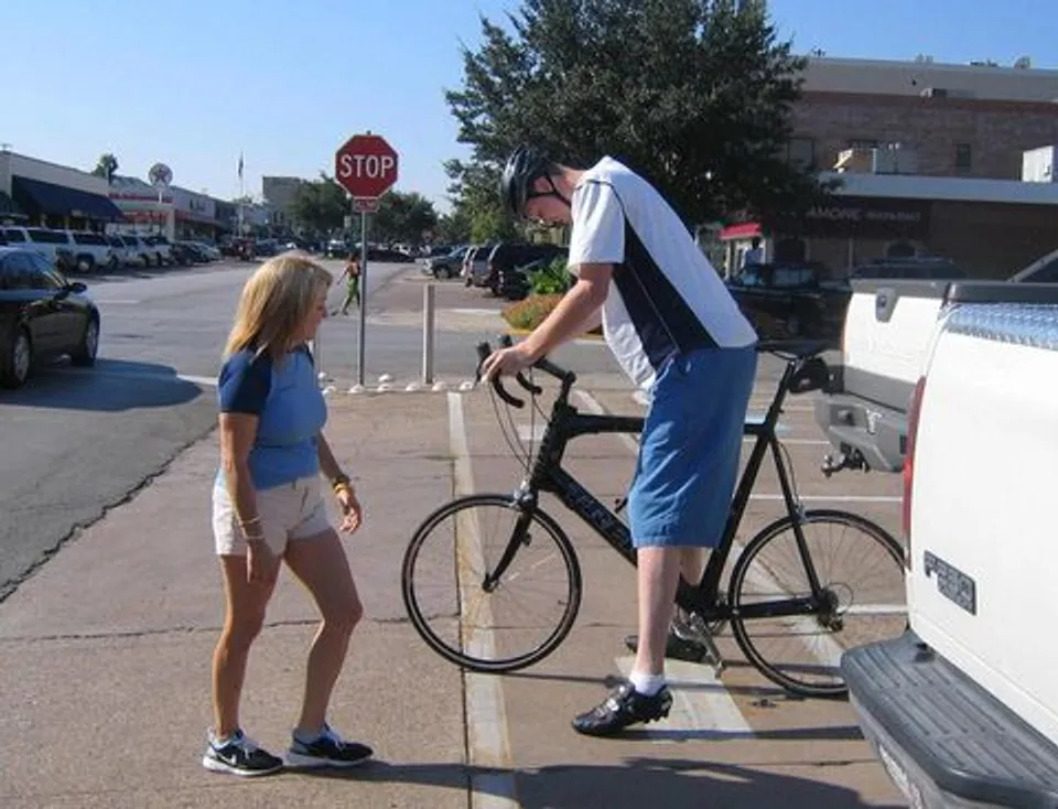 Шон Брэдли (рост – 229 см) после НБА увлекся велосипедом. Закончилось плохо: великана сбили на дороге, он парализован