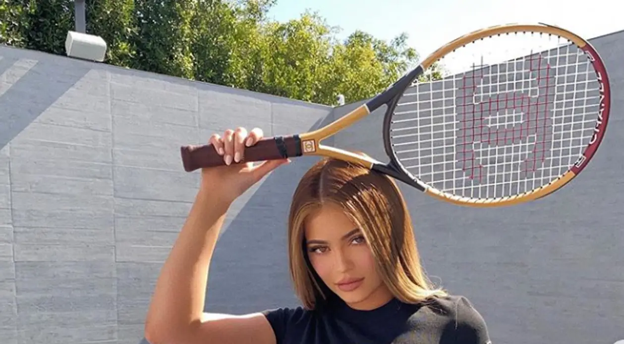 Кайли Дженнер играет в теннис на карантине. Особенными ракетками от Chanel