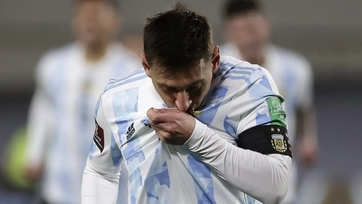 Месси сделал хет-трик и побил рекорды Пеле и Суареса, а затем расплакался, показывая Аргентине свой первый трофей в сборной