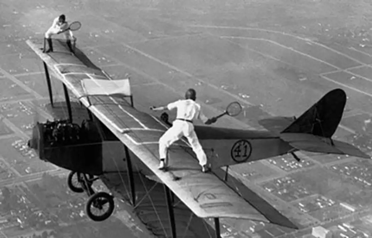 Видели, как Джокович играл в теннис на крыле летящего самолета? Он вдохновился фото 1925 года и великой женщиной-каскадером