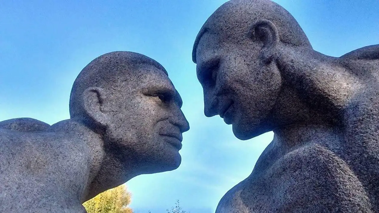 Голые братья Кличко – в гранитной скульптуре