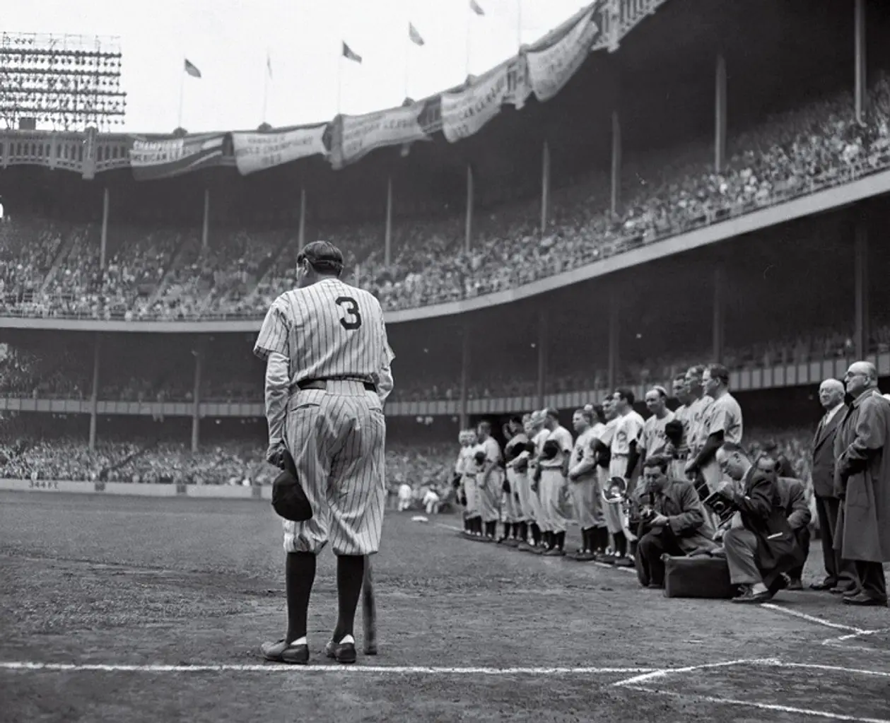 Первое спортивное фото, которое получило Пулитцеровскую премию: легендарный бейсболист Бэйб Рут прощается с болельщиками