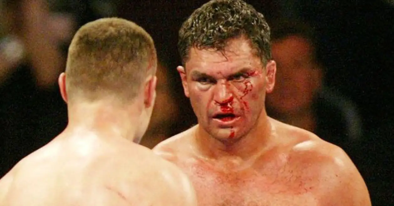 Кличко уничтожил лицо Сандерса в финальной атаке. Корри пропускал почти каждый удар