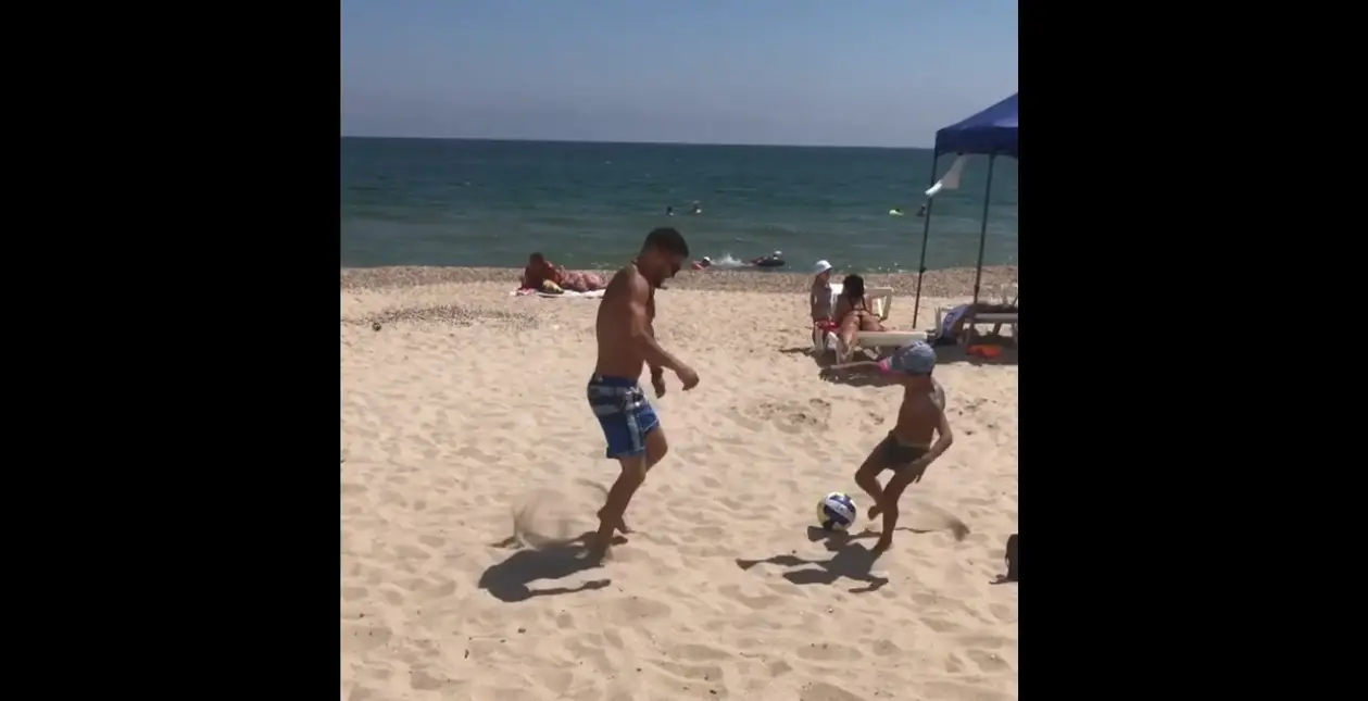 Милота дня. Ломаченко играет в футбол с детьми на пляжах Затоки