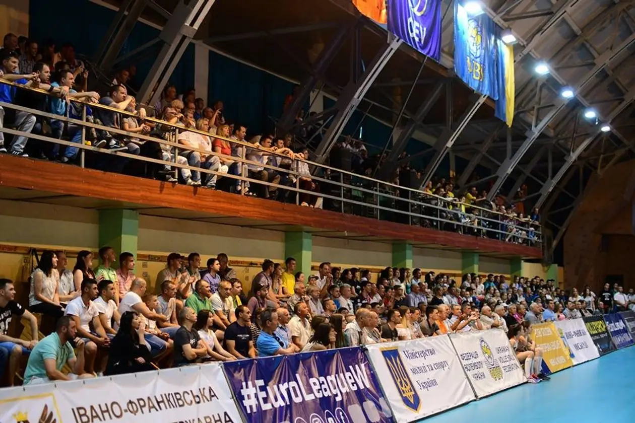 Сборные Украины по волейболу играют в 1,5-тысячном зале. По прихоти главы федерации