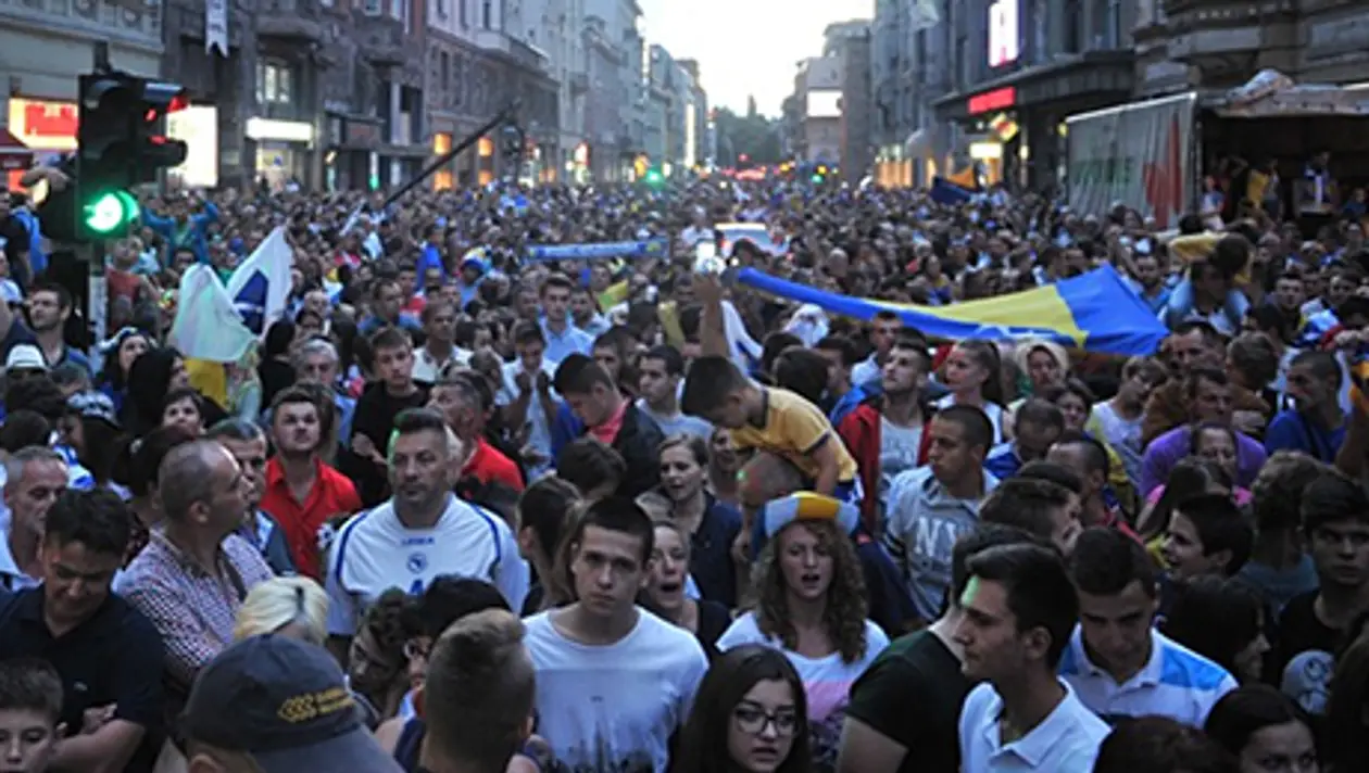 Фото дня. 50 тысяч боснийцев празднуют победу юношеской сборной