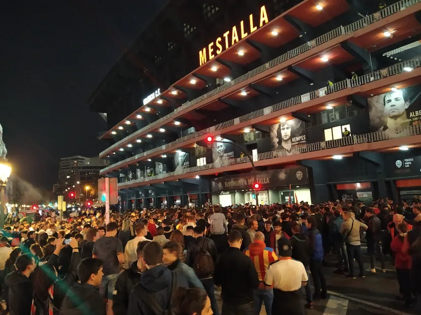 Наш блогер был в Валенсии рядом со стадионом, на который не пустили зрителей. Вот его впечатления