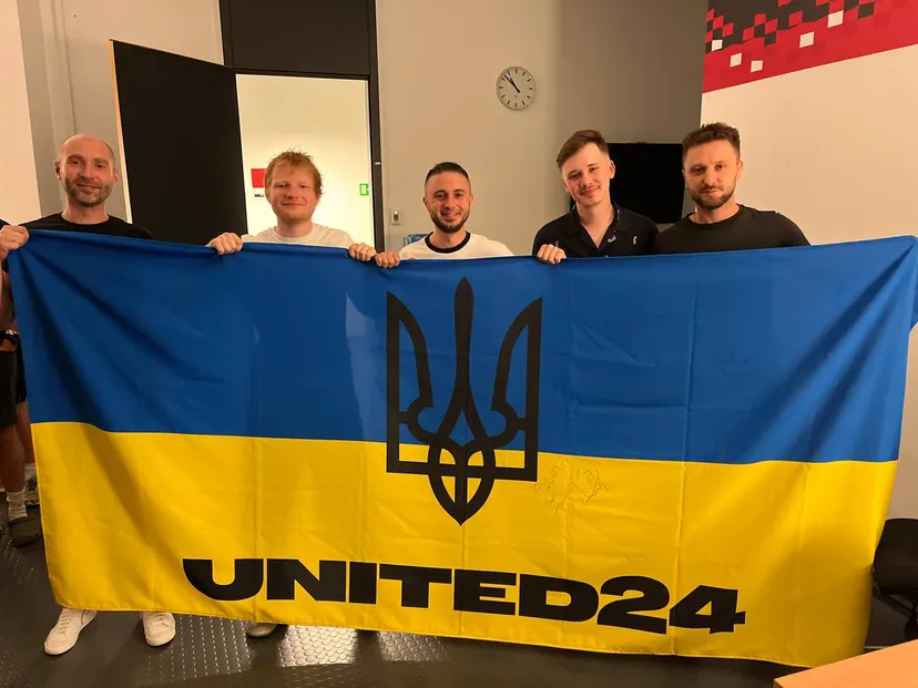 Ед Ширан та вокаліст «Антитіл» розгорнули український прапор з лого UNITED24 на концерті у Варшаві 🇺🇦