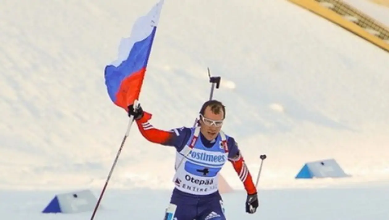 Курьез дня. Российский биатлонист уронил флаг под ноги украинцу
