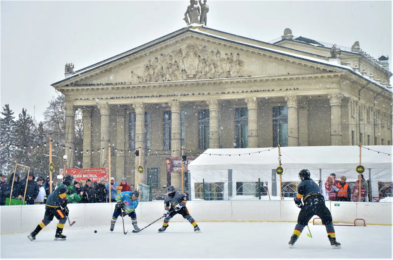 В Тернополе сыграли в хоккей прямо на центральной площади